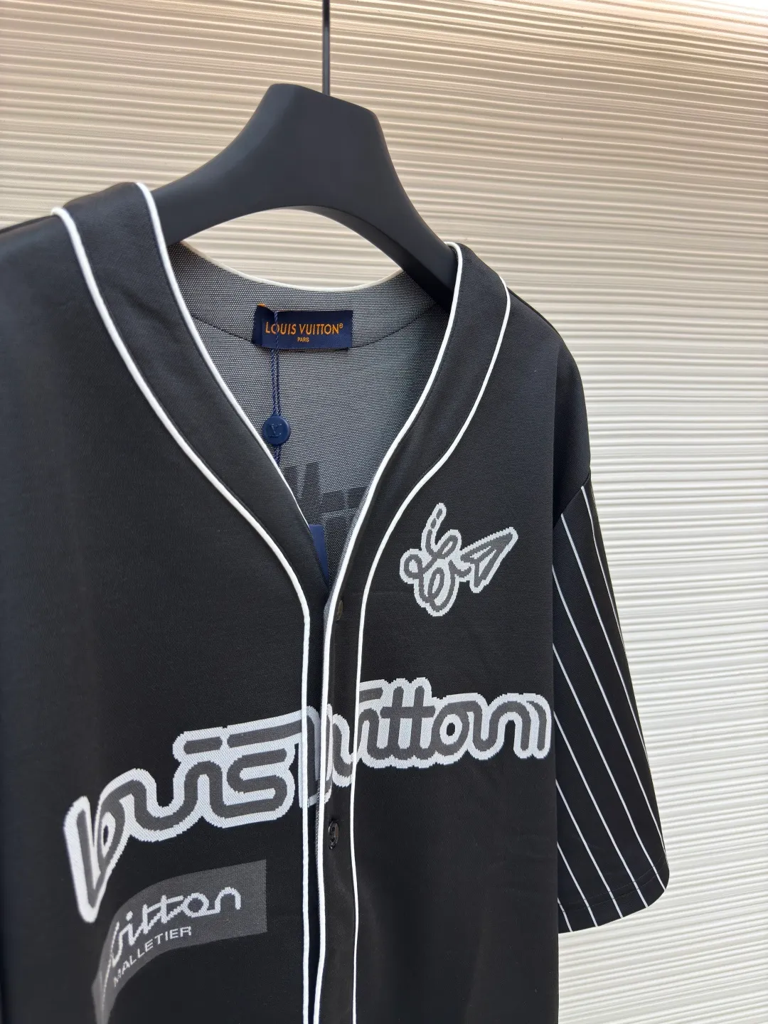 LOUIS VUITTON paper airplane short-sleeved shirt ●Authentic product: Purchased and developed at 8800 ●Item number: 1680166-A95 ●Fabric: polyester fabric ●Technology: jacquard production ●Version: fitted version ●Weight: about 430 grams ●Size: XS-S-M-L ●Description: The veil is made of 32s single-ply ring-spun cotton yarn, jacquard yarn, gray 60s ring-spun cotton + white 150D semi-matt polyester low-elastic yarn, interspersed with 70D spandex + 40D nylon high-elastic yarn, machine-wrapped into black core-spun ammonia yarn. The overall wiring is straight and delicate, the fabric is comfortable and soft, and the color is consistent without color difference. It can be matched with the same style to create a fashionable look and control various occasions. Customized accessories, complete with three standards, same style for men and women!